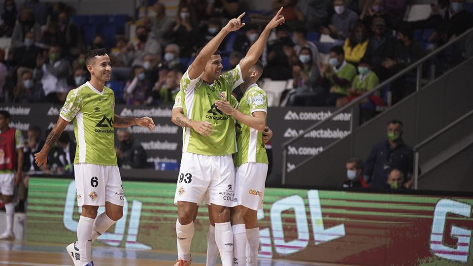 Los jugadores de Palma Futsal celebran un tanto.