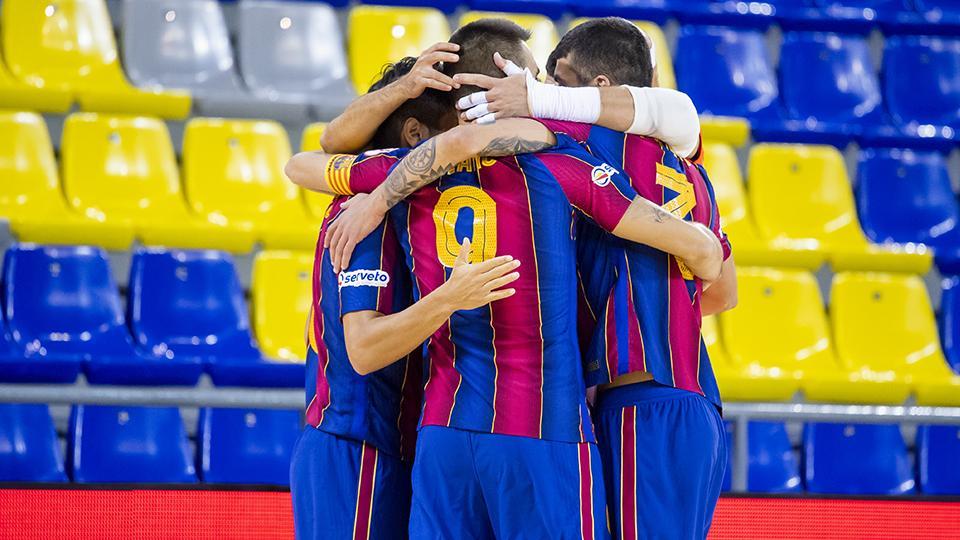 Los jugadores del Barça celebran un tanto.