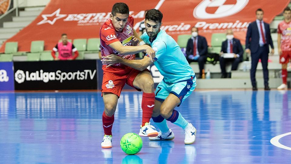 Cholo Salas, jugador de ElPozo Murcia Costa Cálida pugna con Rubi, del Levante UD FS por el balón.