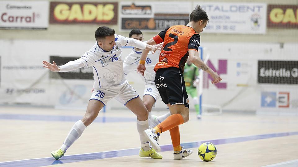 Kevin Chis, de O Parrulo Ferrol, pugna por el balón con David, de Ribera Navarra FS (Fotografía: Hugo Nidáguila – Instantes Momentos Fotográficos)