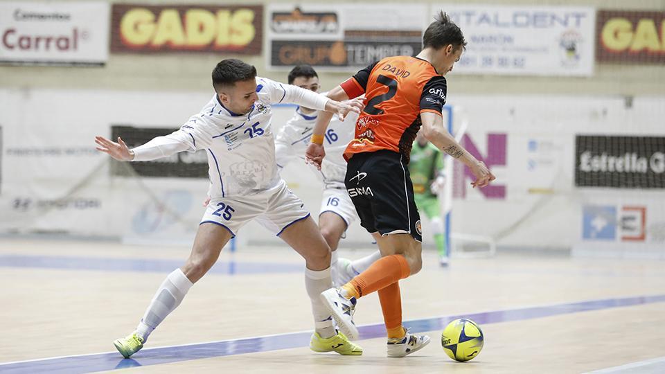 Kevin Chis, de O Parrulo Ferrol, pugna por el balón con David, de Ribera Navarra FS (Fotografía: Hugo Nidáguila – Instantes Momentos Fotográficos)