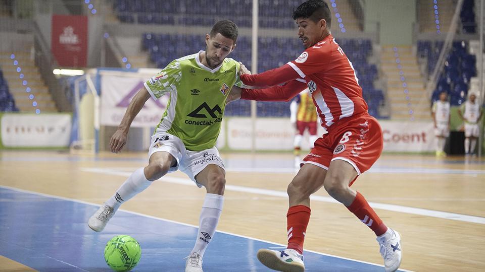 Raúl Campos, de Palma Futsal, protege el balón ante Franklin, de Jimbee Cartagena.