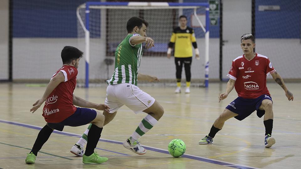 Eric Pérez, del Real Betis Futsal, es presionado por los jugadores de Osasuna Magna Xota.