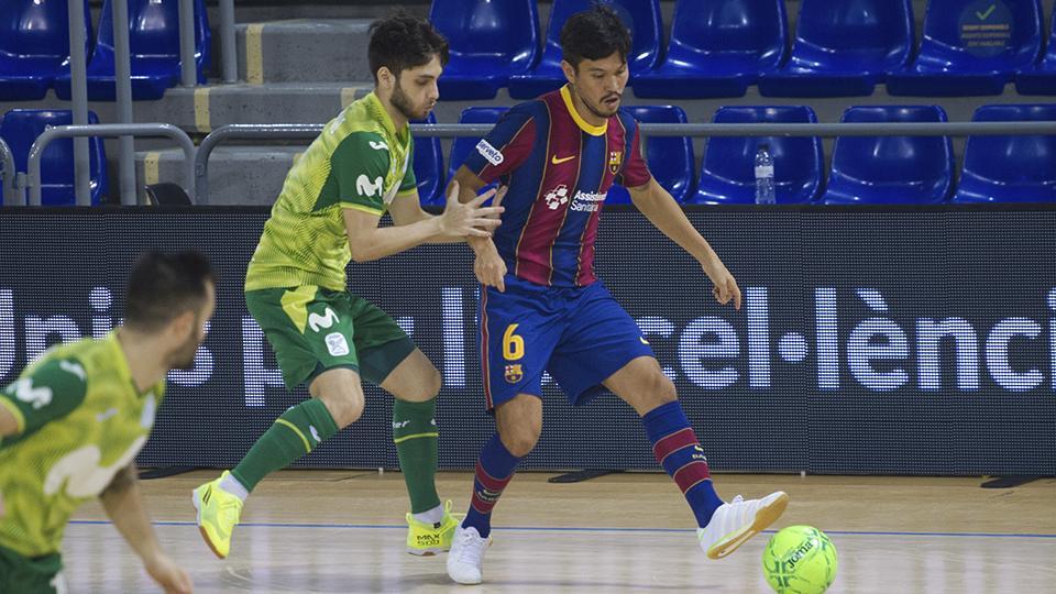 Daniel Shiraishi, jugador del Barça, conduce el balón ante Bruno Iacovino, de Inter FS (Fotografía: Ernesto Aradilla)