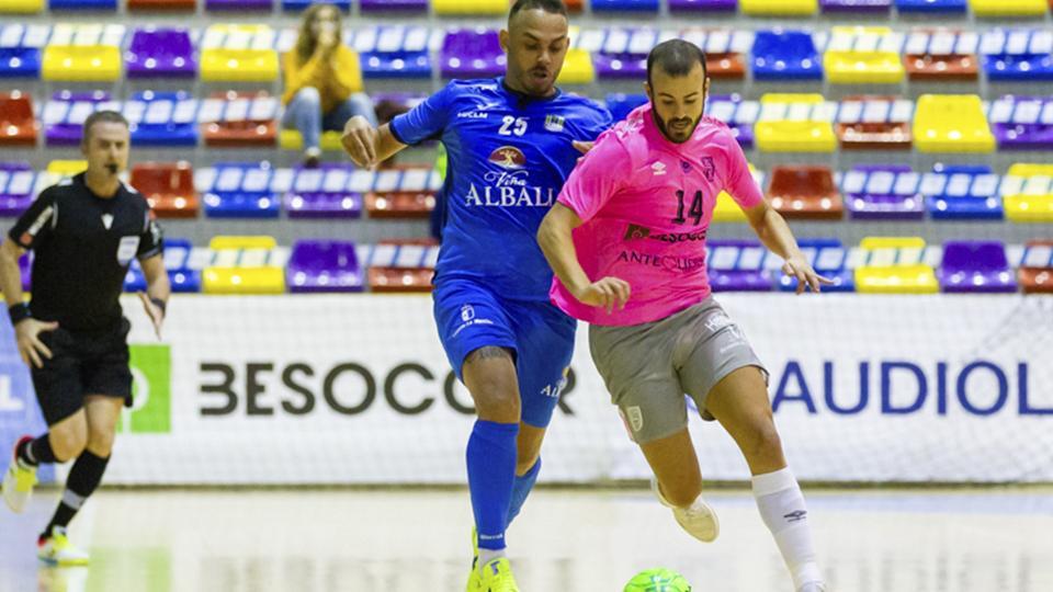 Javi Amorós, del BeSoccer UMA Antequera, conduce el balón junto a Matheus Prea, del Viña Albali Valdepeñas (Fotografía: iso100photopress)