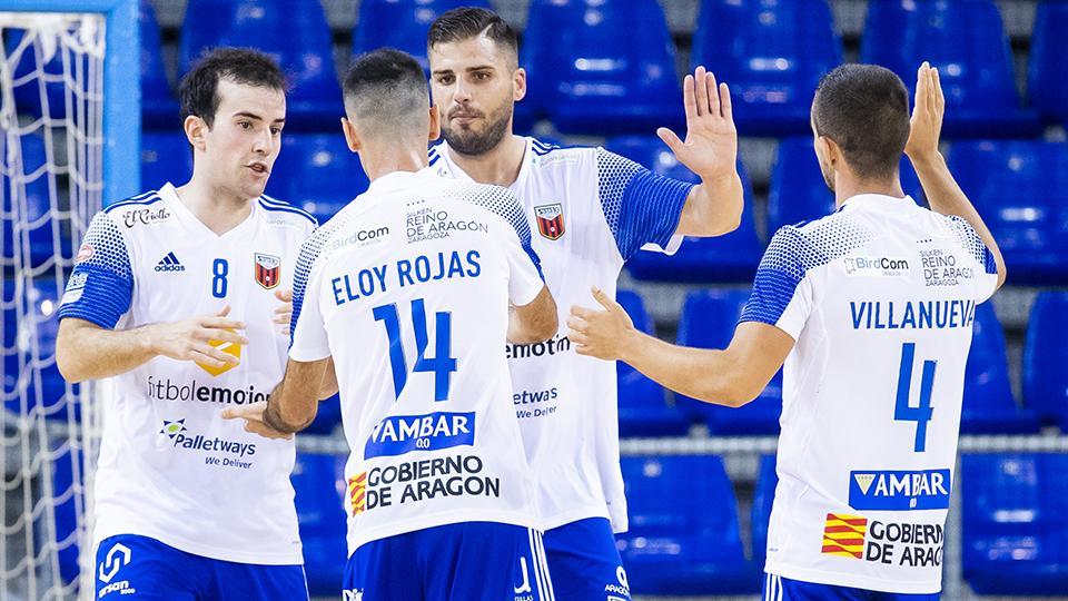 Los jugadores del Fútbol Emotion Zaragoza celebran un tanto.