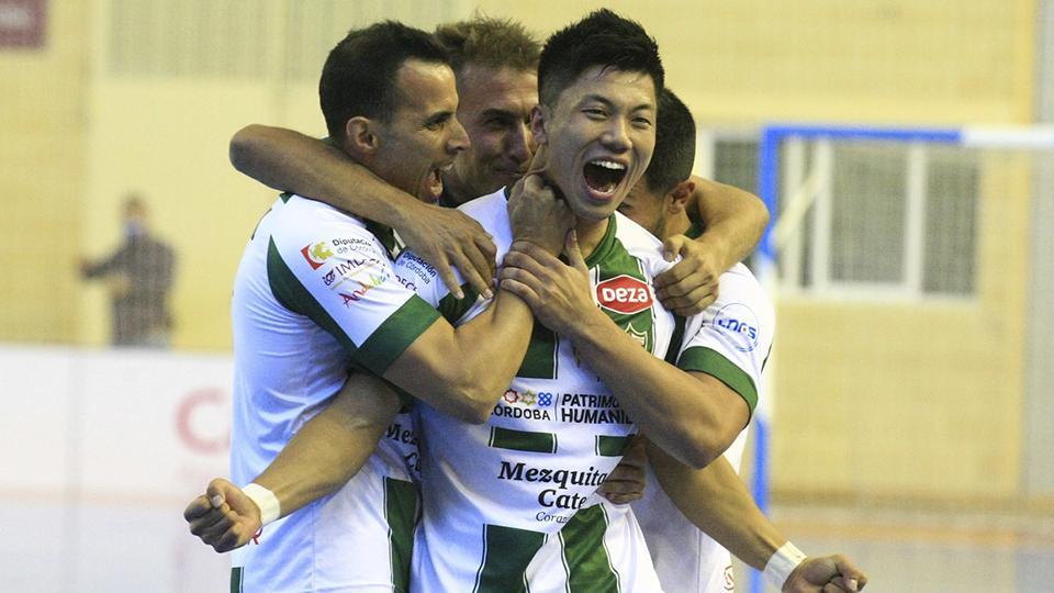 Los jugadores del Córdoba Patrimonio de la Humanidad celebran un tanto.