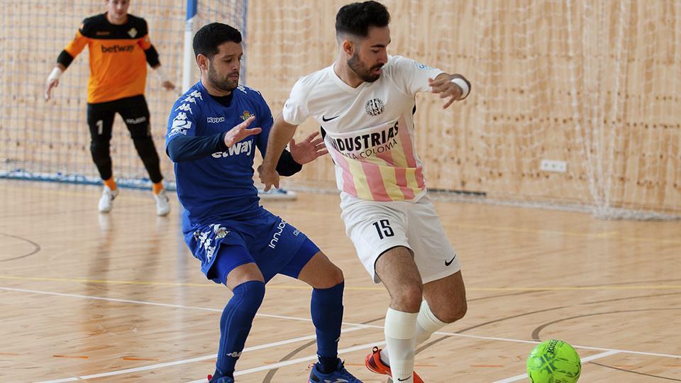 Llamas, jugador de Industrias Santa Coloma, protege el balón ante Burrito, del Real Betis Futsal.