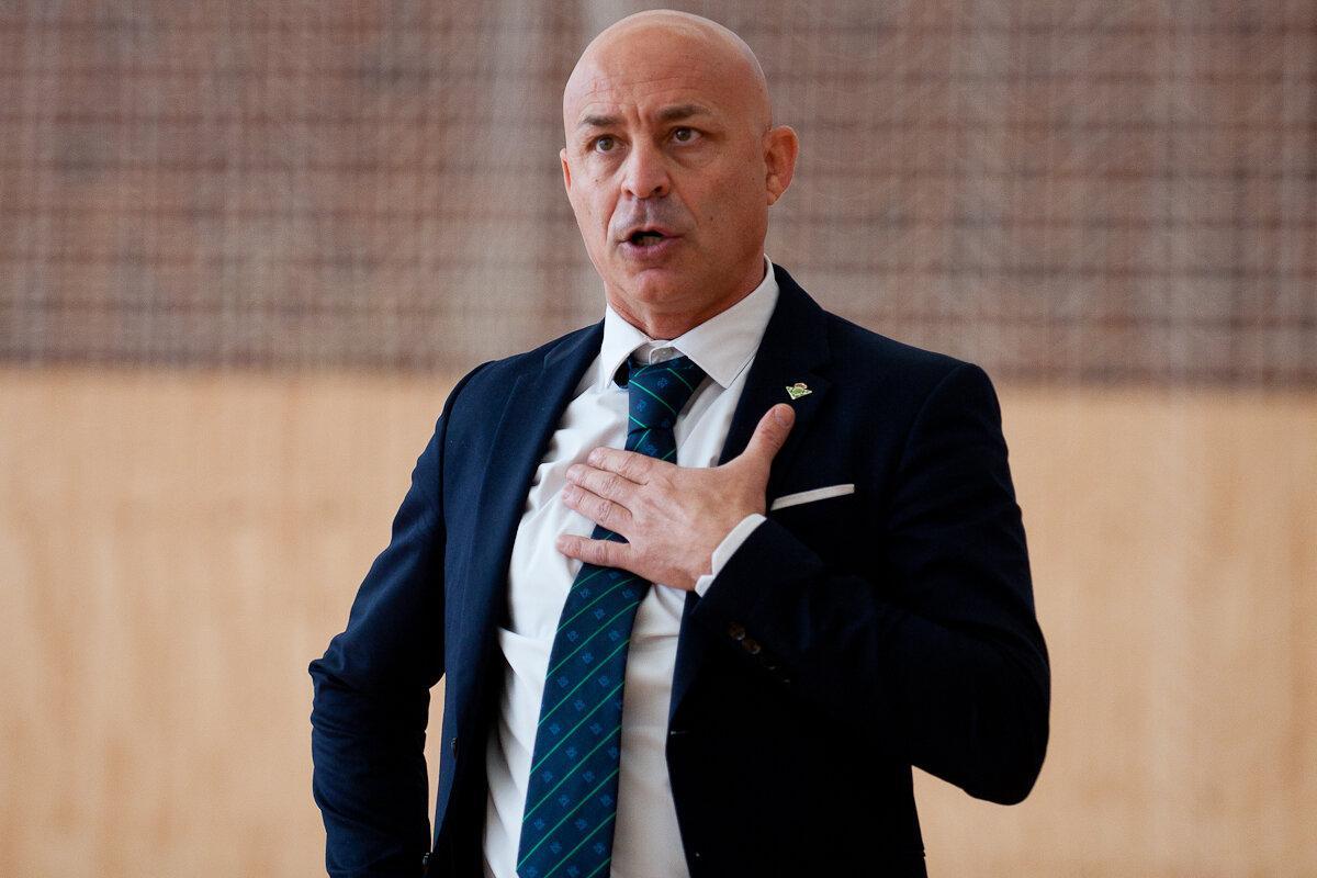 Juanito, entrenador del Real Betis Futsal, durante un encuentro