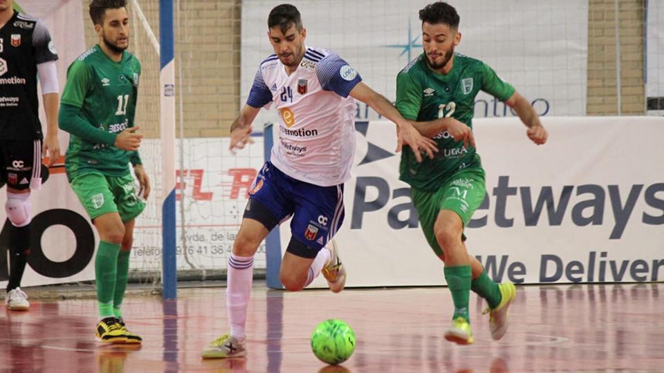 Adri Ortego, jugador del Fútbol Emotion Zaragoza, protege el balón ante Cobarro, del BeSoccer CD UMA Antequera.