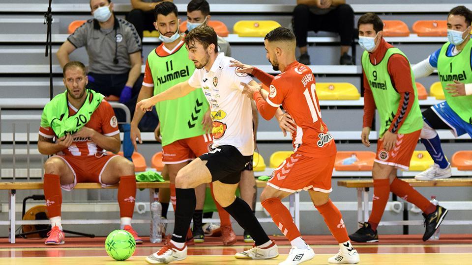 Mínguez, de Ribera Navarra FS, pelea el balón con Juanpi, de Jimbee Cartagena.