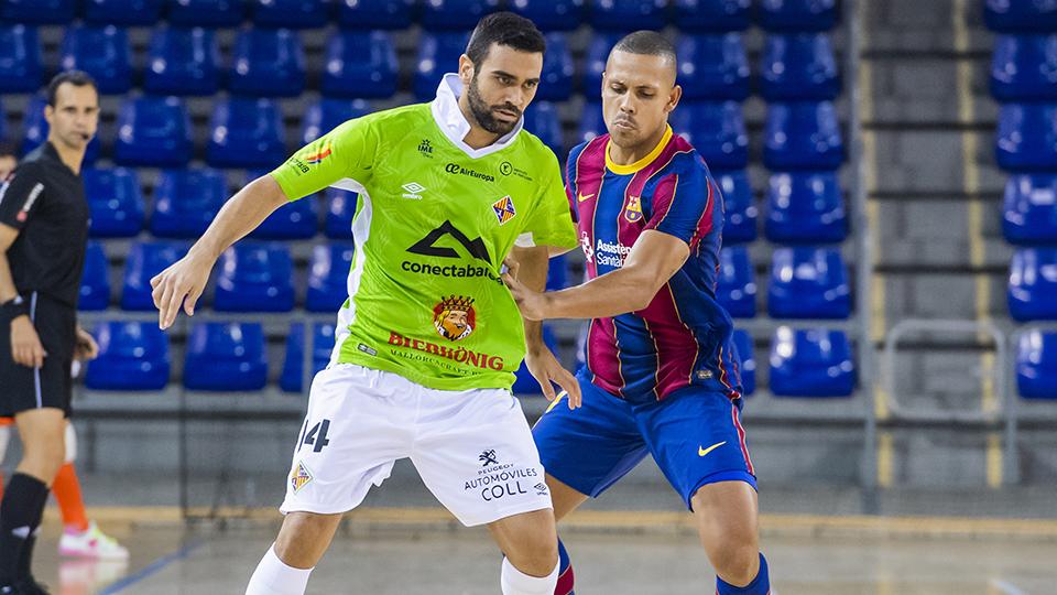 Tomaz, jugador de Palma Futsal, ante Ferrao, jugador del Barça.