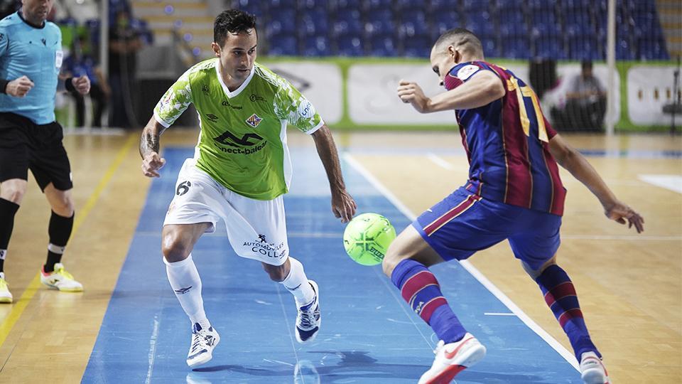 Joao, jugador del Palma Futsal, conduce el balón ante Ferrao, del Barça