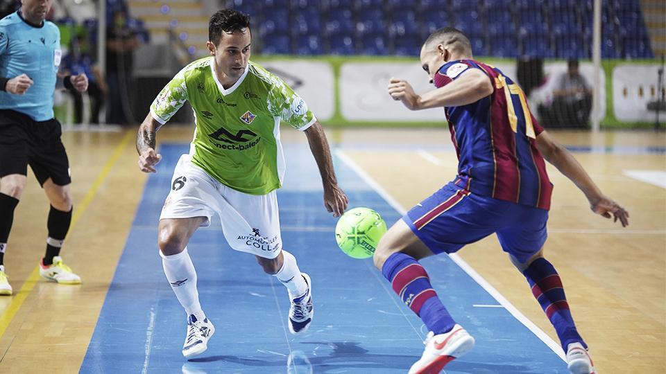 Joao, jugador del Palma Futsal, conduce el balón ante Ferrao, del Barça