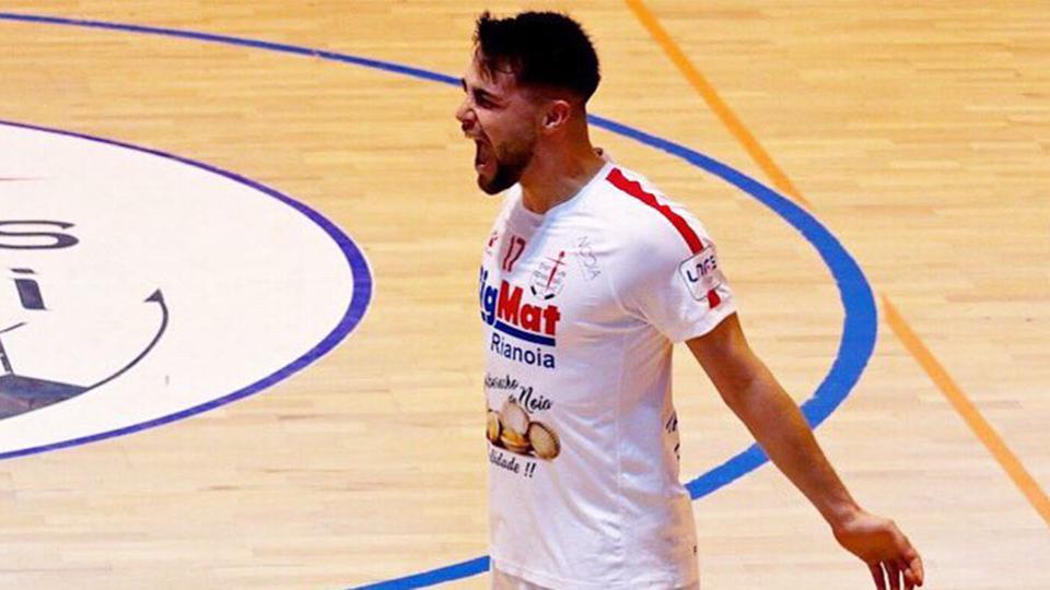 Oriol Miquel celebra un tanto del Noia Portus Apostoli.