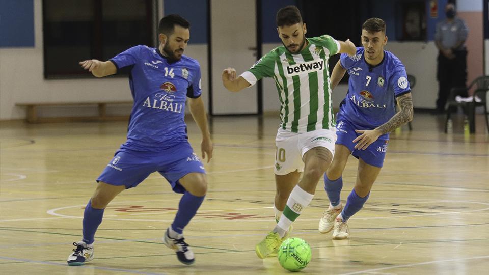 Elías, del Real Betis Futsal, conduce el balón ante Rafa Rato, del Viña Albali Valdepeñas