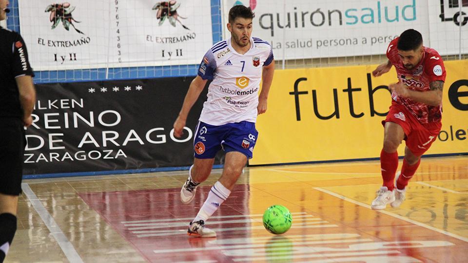 Javi Alonso, jugador del Fútbol Emotion Zaragoza, ante Felipe Valerio, de ElPozo Murcia Costa Cálida.