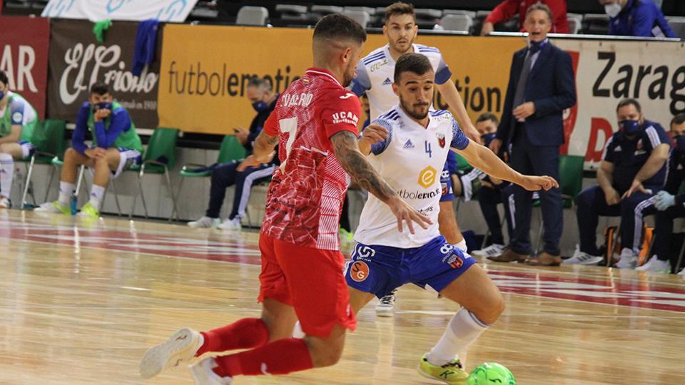 Óscar Villanueva, jugador del Fútbol Emotion Zaragoza, ante Felipe Valerio, de ElPozo Murcia Costa Cálida.