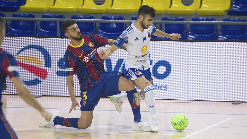 Eloy Rojas, jugador del Fútbol Emotion Zaragoza, ante Matheus, del Barça.