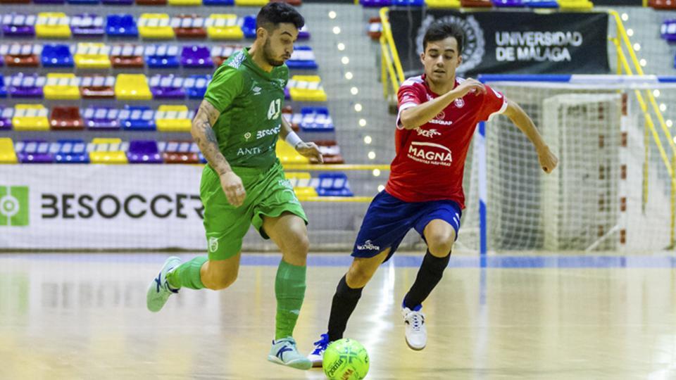 Joaki, jugador del BeSoccer CD UMA Antequera, ante Tony, del Osasuna Magna Xota.