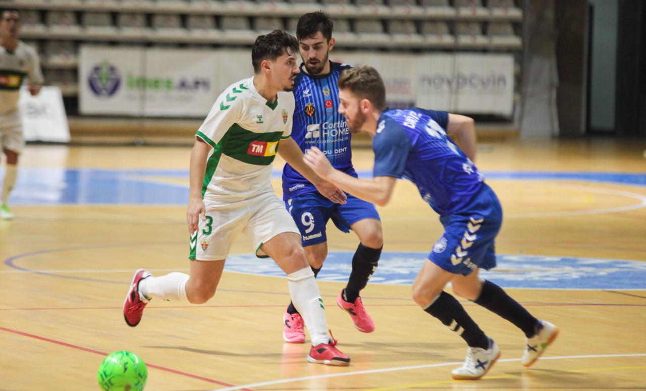 Jordi, del Elche CF Sala, y Dani Gómez, del Bisontes, pugnan por el balón