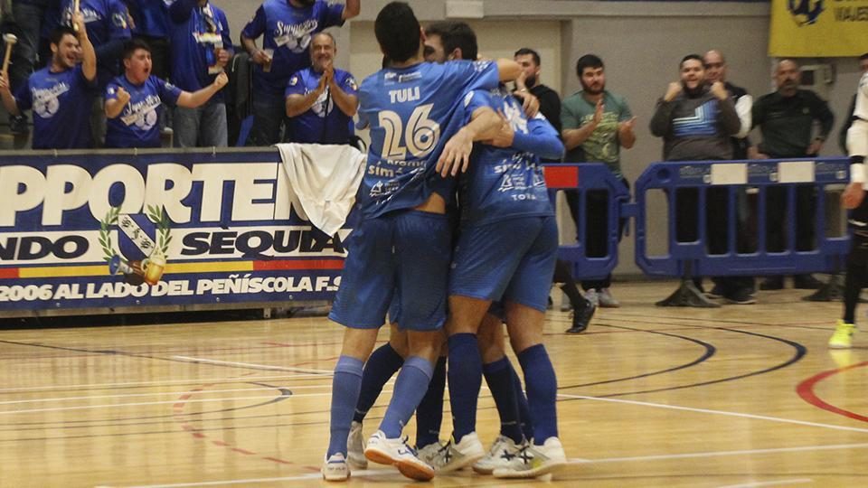 Los jugadores de Peñíscola FS celebran un tanto.