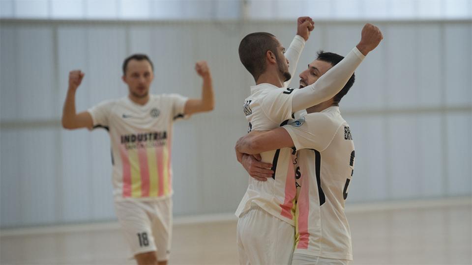 Los jugadores de Industrias Santa Coloma celebran un gol.