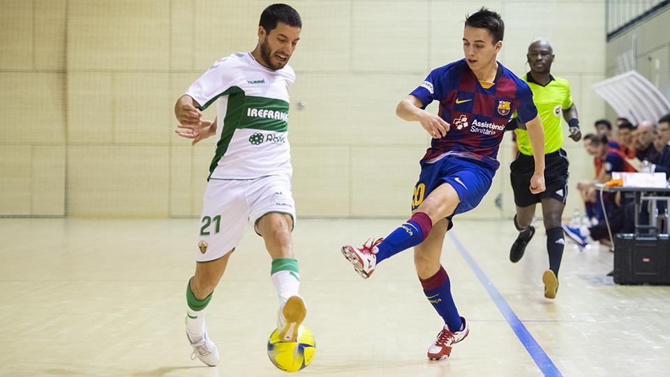 Kiwi, jugador del Elche CF, ante David Peña, del Barça B.