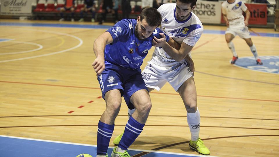 Chema, jugador de Bisontes Castellón, y Álex Velasco, del Manzanares FS Quesos El Hidalgo, pugnan por el balón