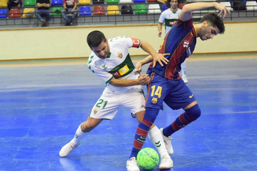 Kiwi, jugador del Elche CF, ante Víctor Pérez, del Barça B.