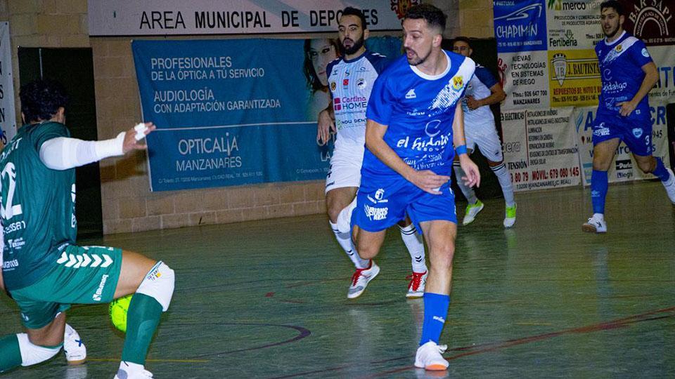 Manu Diz, del Manzanares FS, realiza un remate a portería.