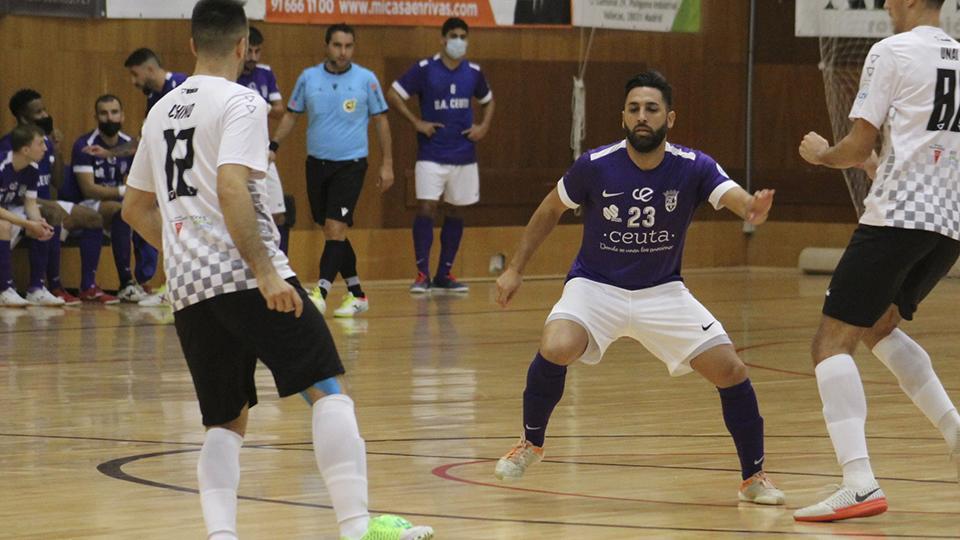 Chino, de Rivas Futsal, controla el balón ante Víctor Cachón, de la UA Ceutí
