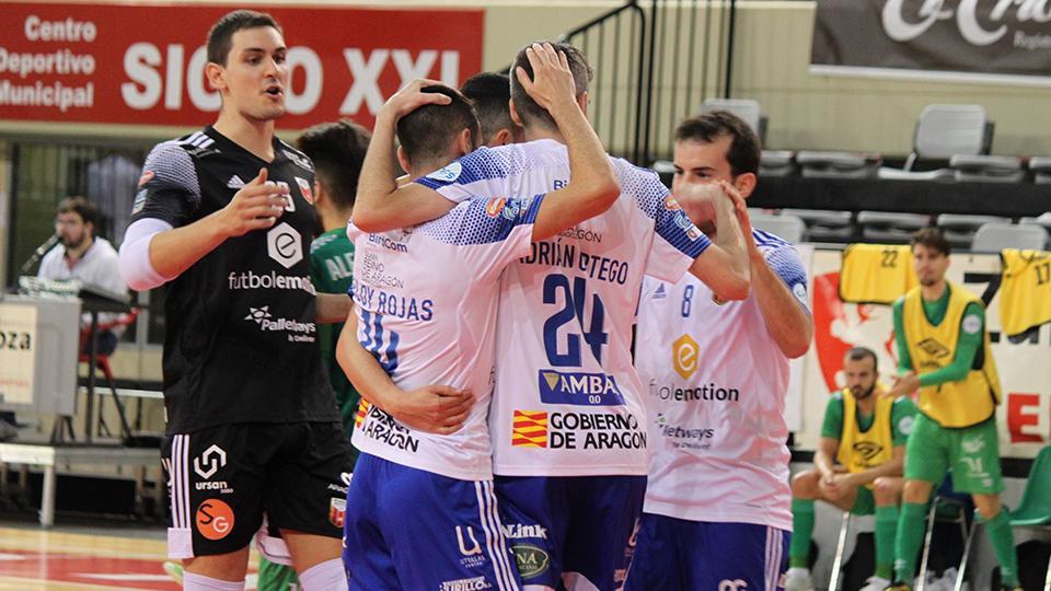 Los jugadores de Fútbol Emotion Zaragoza celebran un tanto.