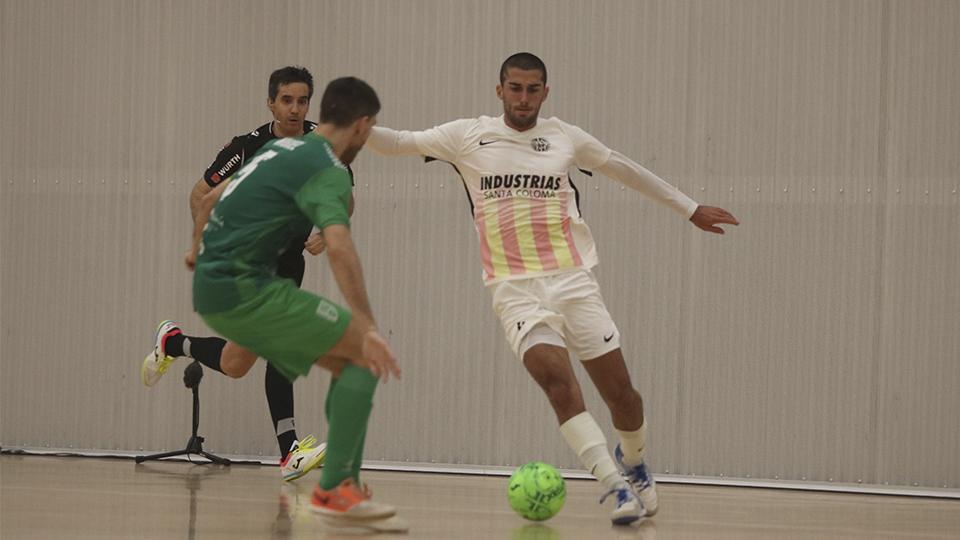 Uri Santos, de Industrias Santa Coloma, con el esférico.