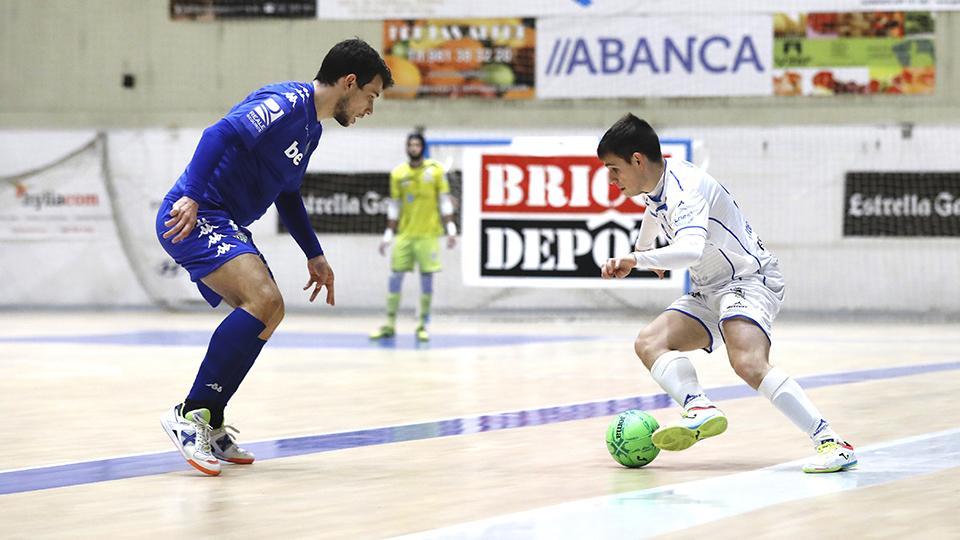 Isma, jugador de O Parrulo Ferrol, encara a Eric Pérez, del Real Betis Futsal. (Foto: Hugo Nidáguila / Instantes Momentos Fotográficos)