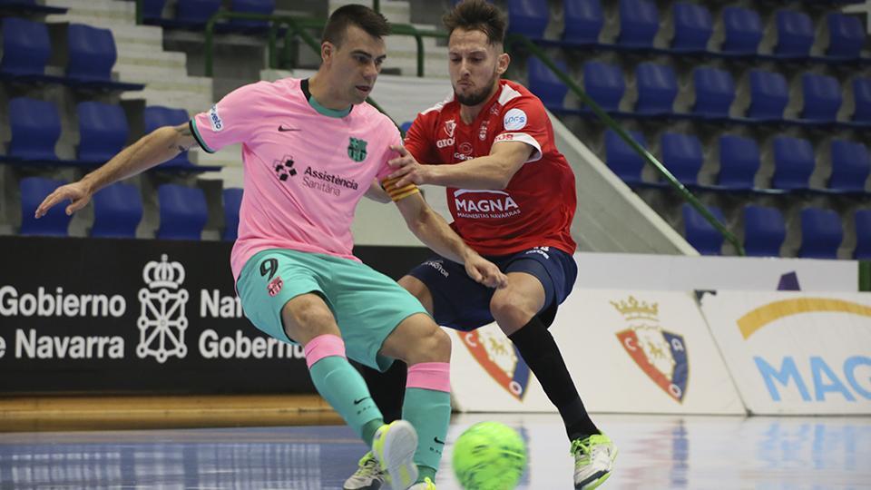 Sergio Lozano, de Barça, controla el balón ante la presión rival.