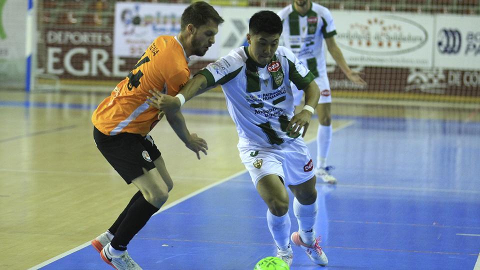 Shimizu, jugador del Córdoba Patrimonio, conduce el balón ante Sena, de Ribera Navarra FS