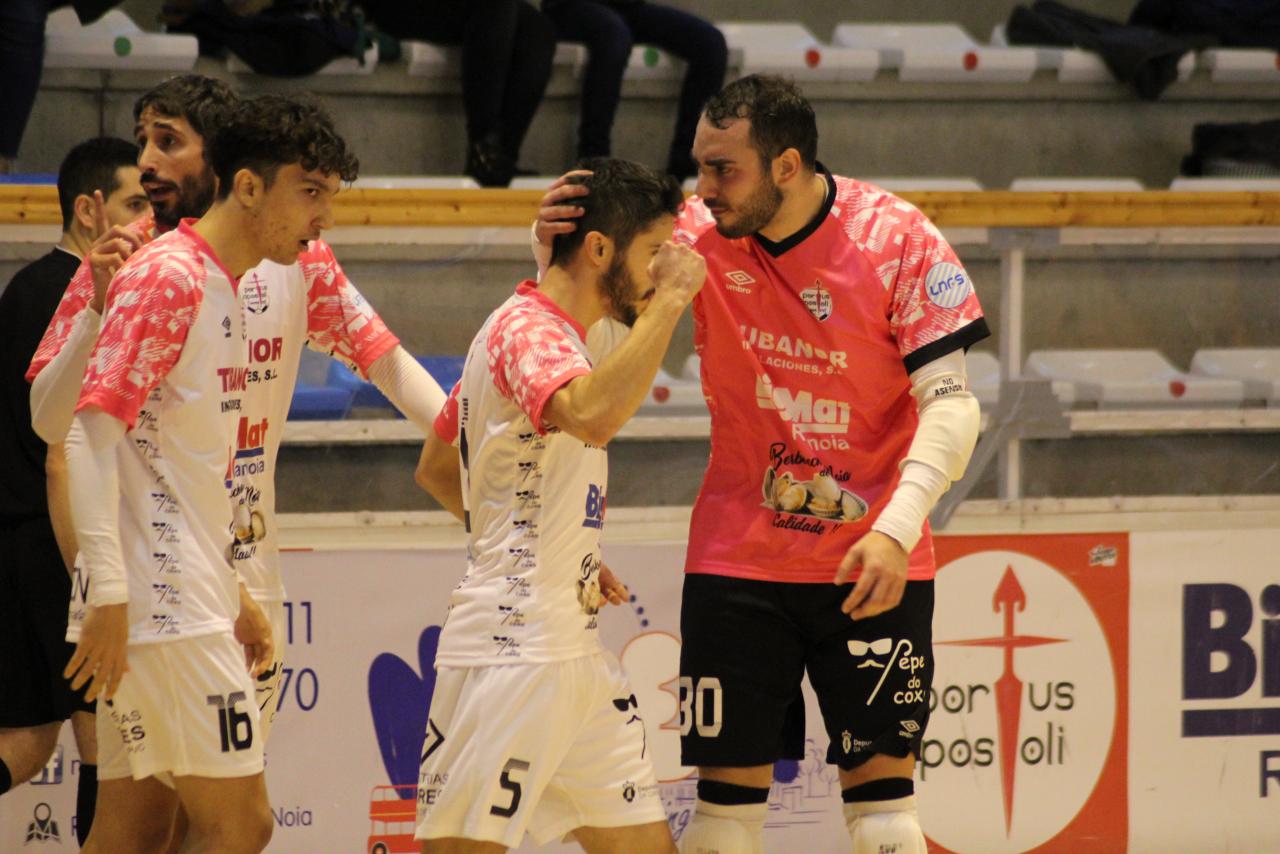 Los jugadores del Noia Portus Apostoli celebran un gol