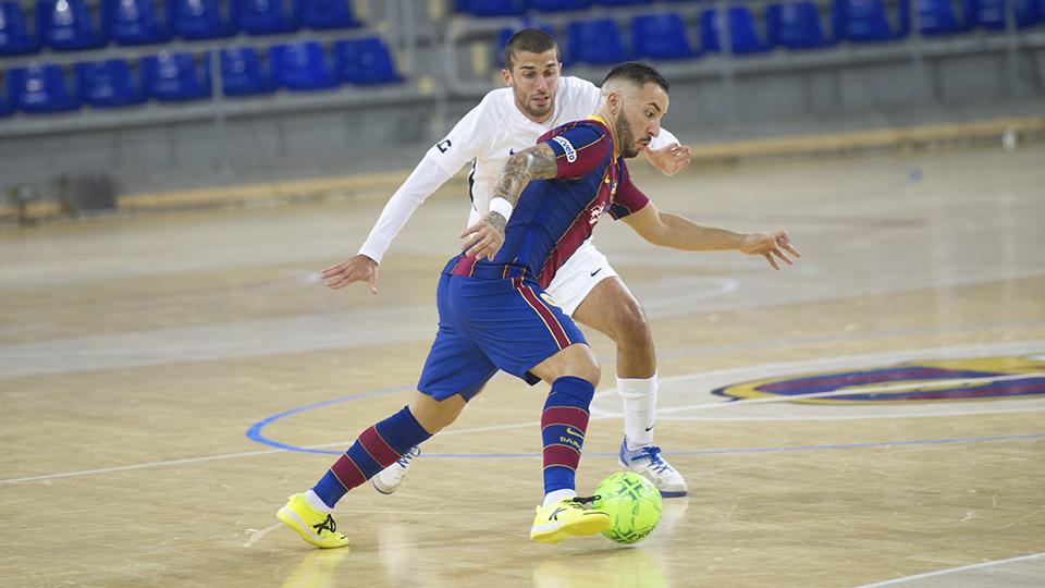 Ximbinha, jugador del Barça, ante Uri Santos, de Industrias Santa Coloma.