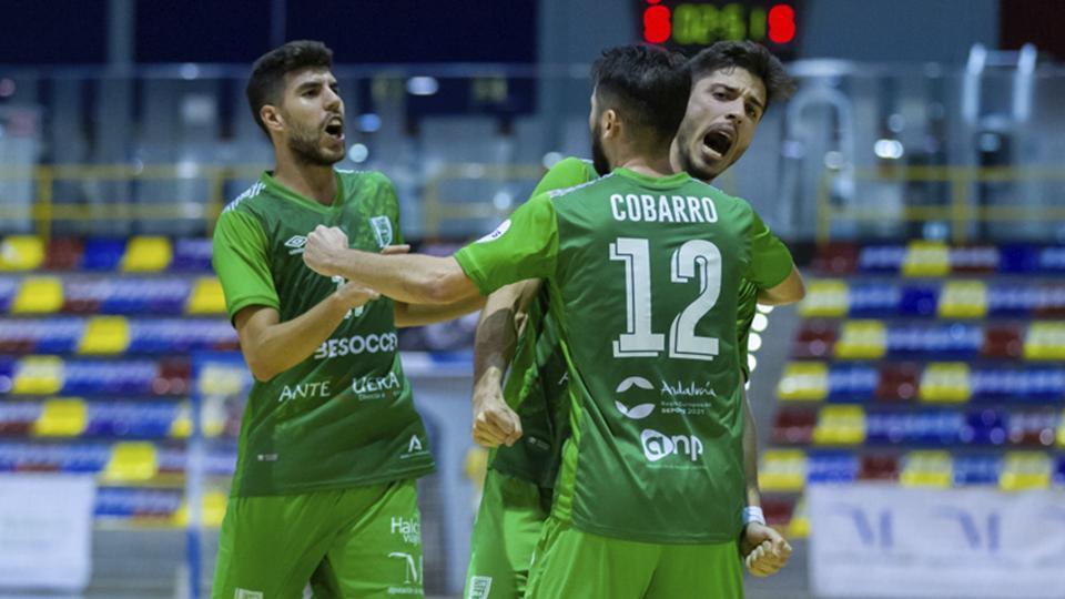 Los jugadores del BeSoccer CD UMA Antequera celebran un tanto.