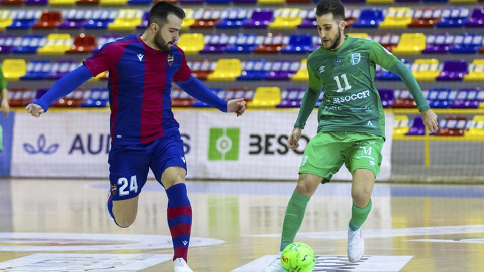 Álex Fuentes, del BeSoccer UMA Antequera, conduce el balón ante Pedro Toro, del Levante UD FS (Fotografía: iso100photopress)