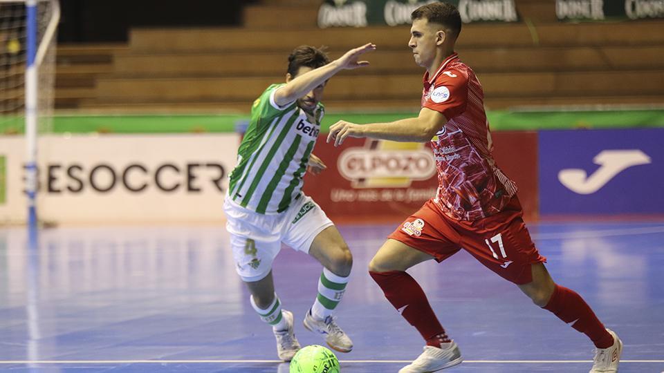 Marcel, jugador de ElPozo Murcia Costa Cálida, ante Chaguinha, del Real Betis Futsal.