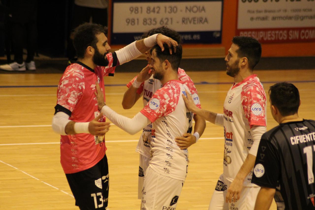 Los jugadores del Noia Portus Apostoli celebran un gol