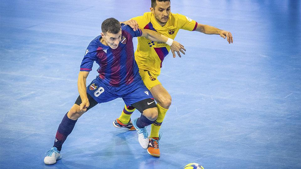 Maxi Rescia, del Levante UD FS, y Dyego, del Barça, disputan el balón