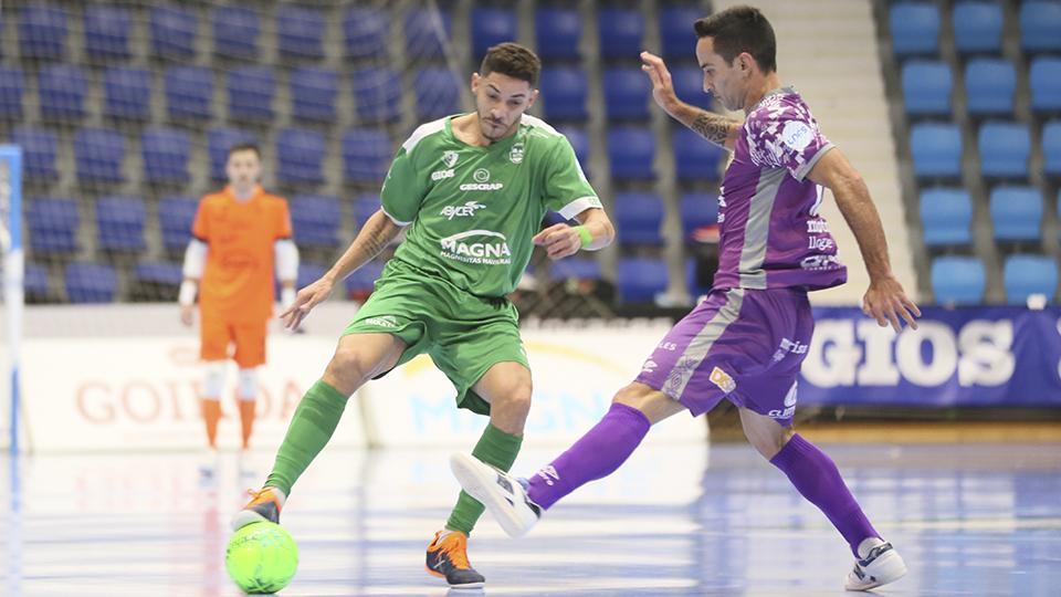 Wanderson, de Osasuna Magna, controla el balón ante la presión rival.