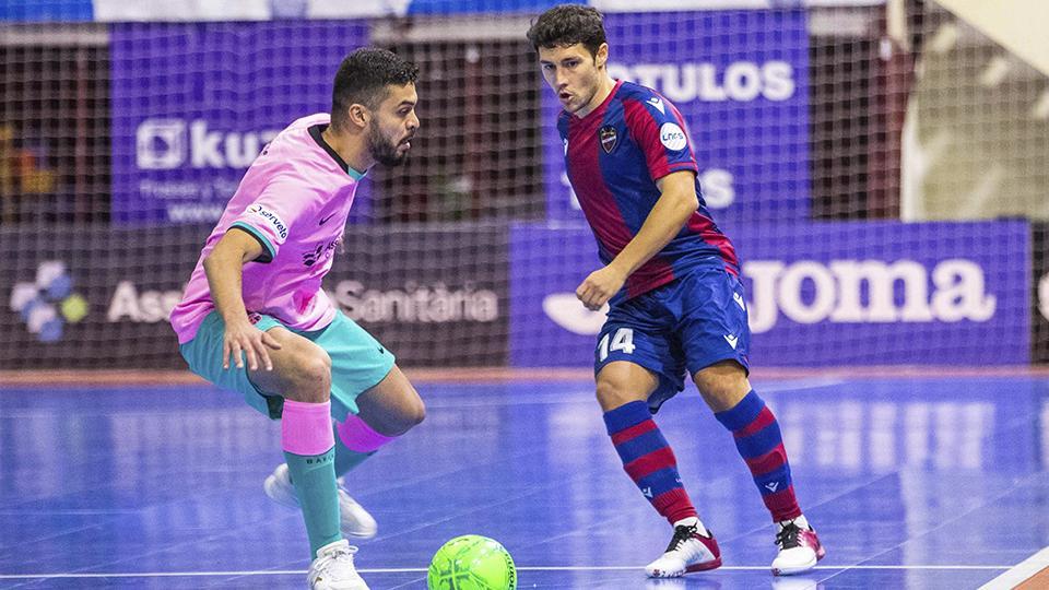 Roger, jugador del Levante UD FS, ante Matheus, del Barça.