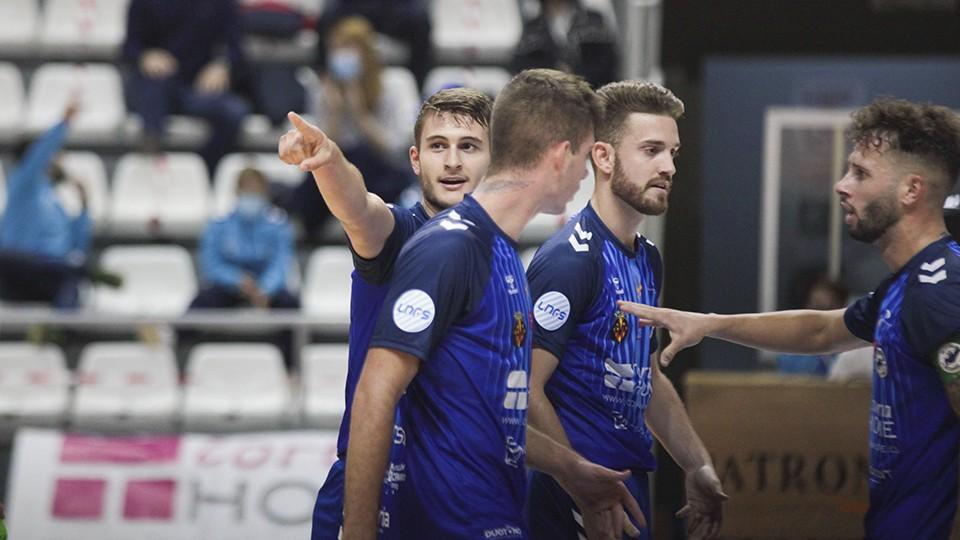 Los jugadores del Bisontes Castellón celebran un tanto.