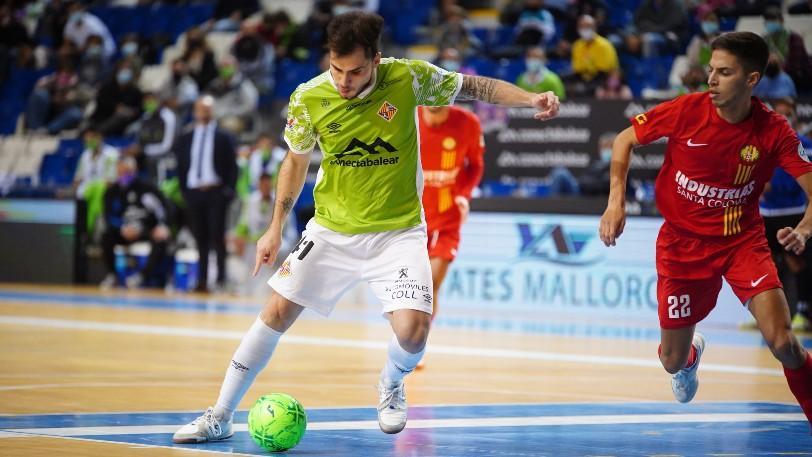 Mati Rosa, de Palma Futsal, golpea el balón ante Khalid, de Industrias Santa Coloma