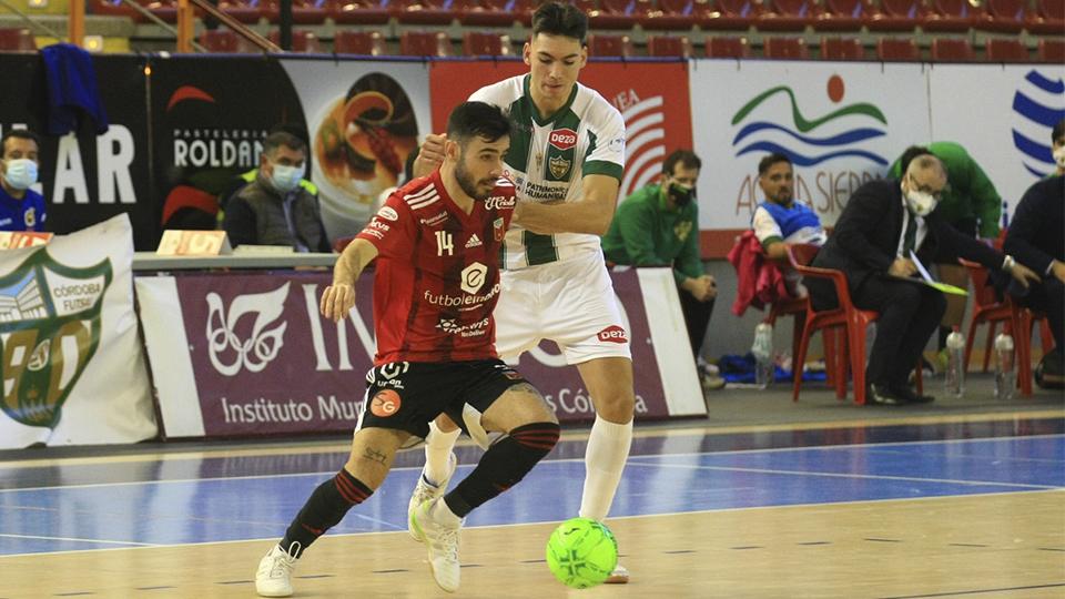 Eloy Rojas, de Fútbol Emotion Zaragoza, ante la presión de Ricardo, de Córdoba Patrimonio de la Humanidad