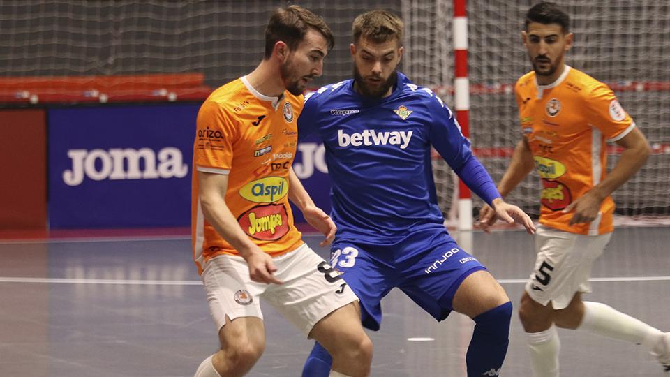 J. Mínguez, jugador de Ribera Navarra, ante Víctor Arévalo, de Real Betis Futsal.